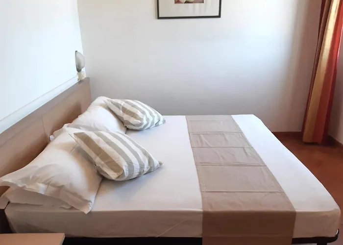 Απλό δωμάτιο με κρεβάτι king-size